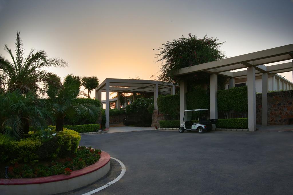Lemon Tree Hotel, Tarudhan Valley, Manesar Gurgaon Exteriör bild