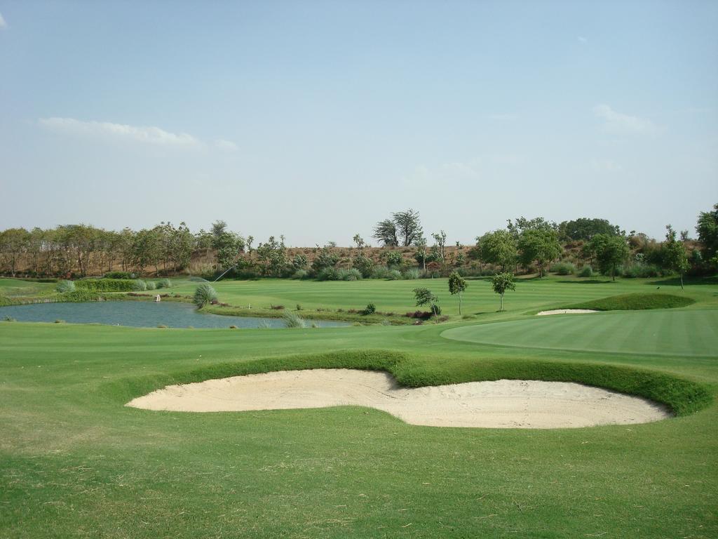 Lemon Tree Hotel, Tarudhan Valley, Manesar Gurgaon Exteriör bild
