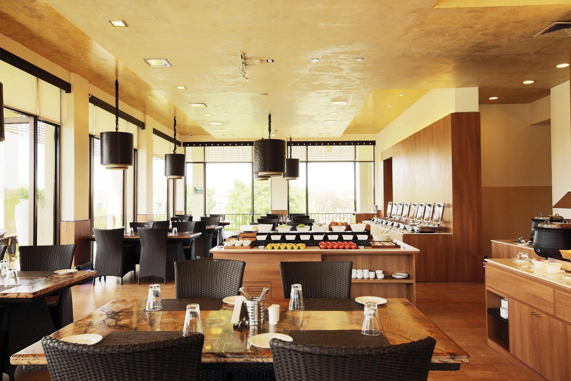 Lemon Tree Hotel, Tarudhan Valley, Manesar Gurgaon Exteriör bild
