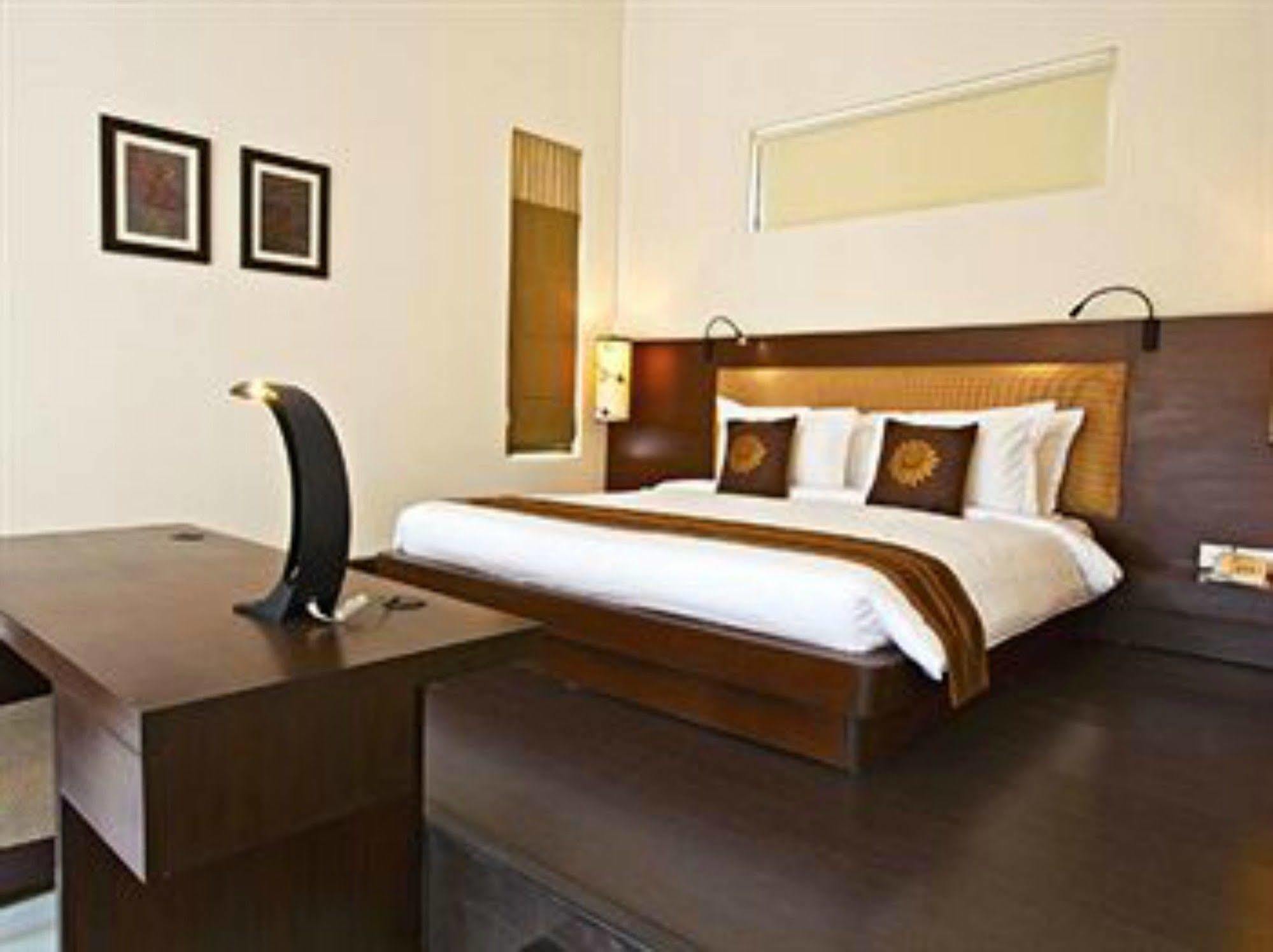 Lemon Tree Hotel, Tarudhan Valley, Manesar Gurgaon Exteriör bild