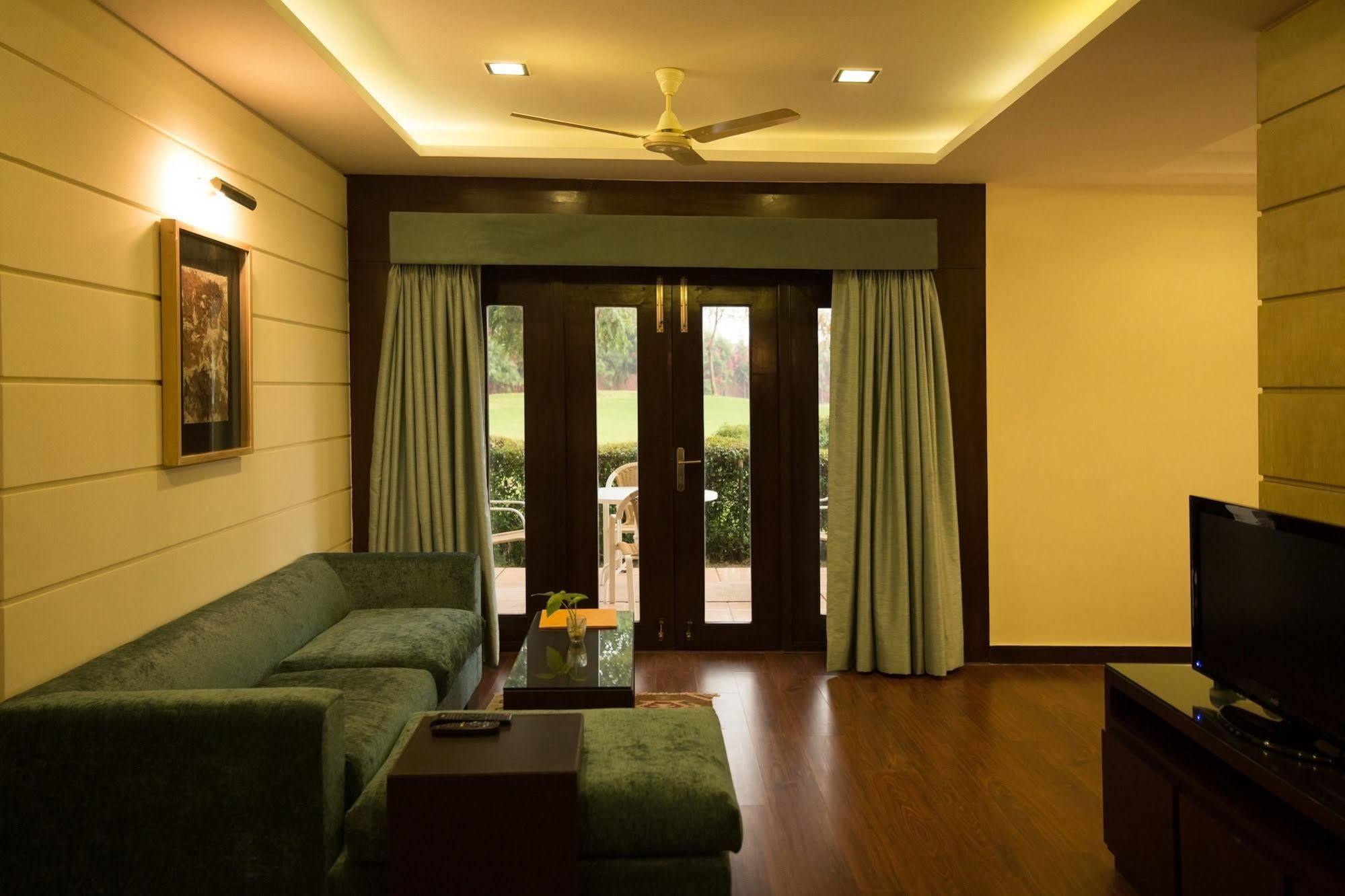 Lemon Tree Hotel, Tarudhan Valley, Manesar Gurgaon Exteriör bild