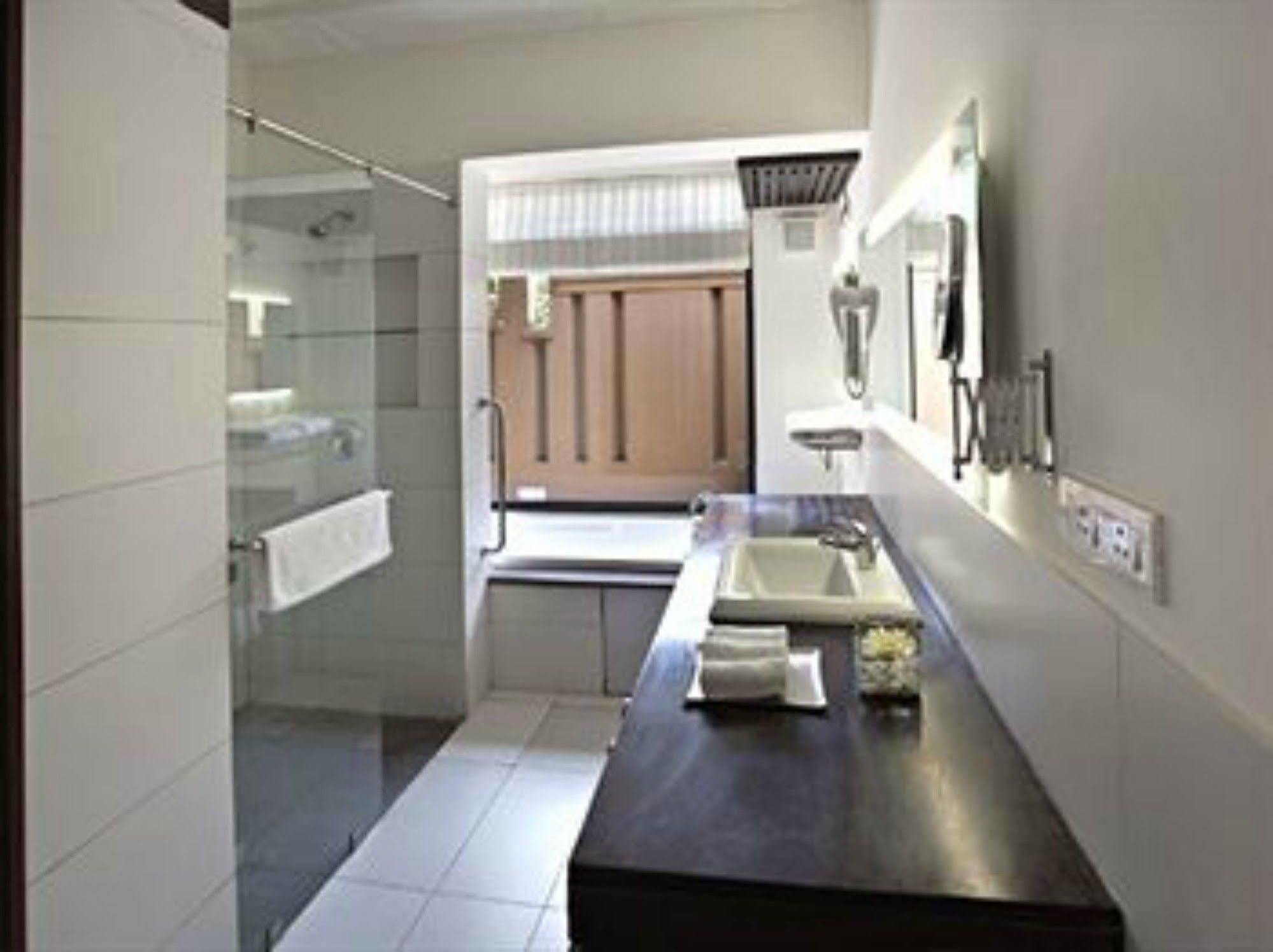 Lemon Tree Hotel, Tarudhan Valley, Manesar Gurgaon Exteriör bild