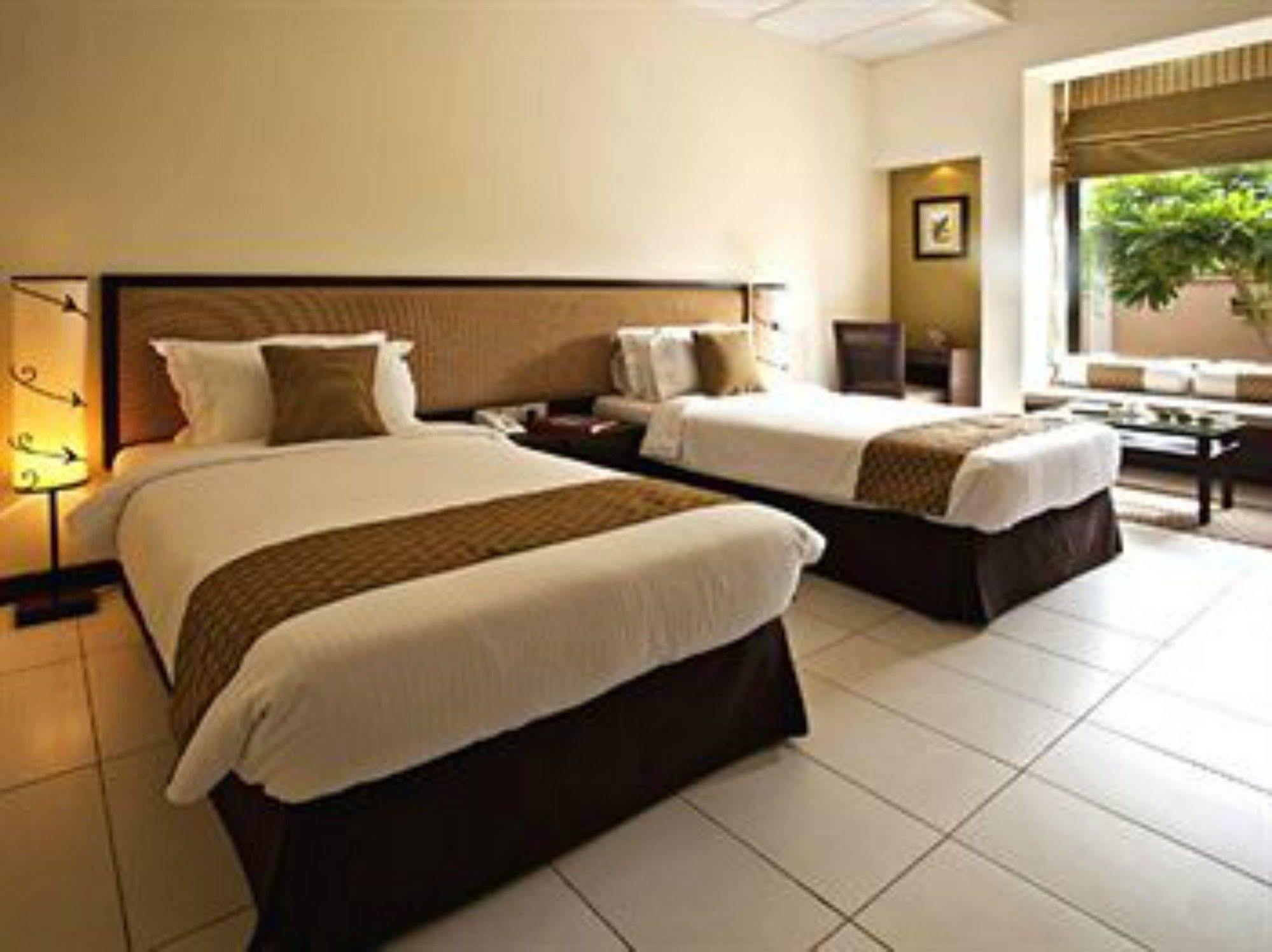 Lemon Tree Hotel, Tarudhan Valley, Manesar Gurgaon Exteriör bild