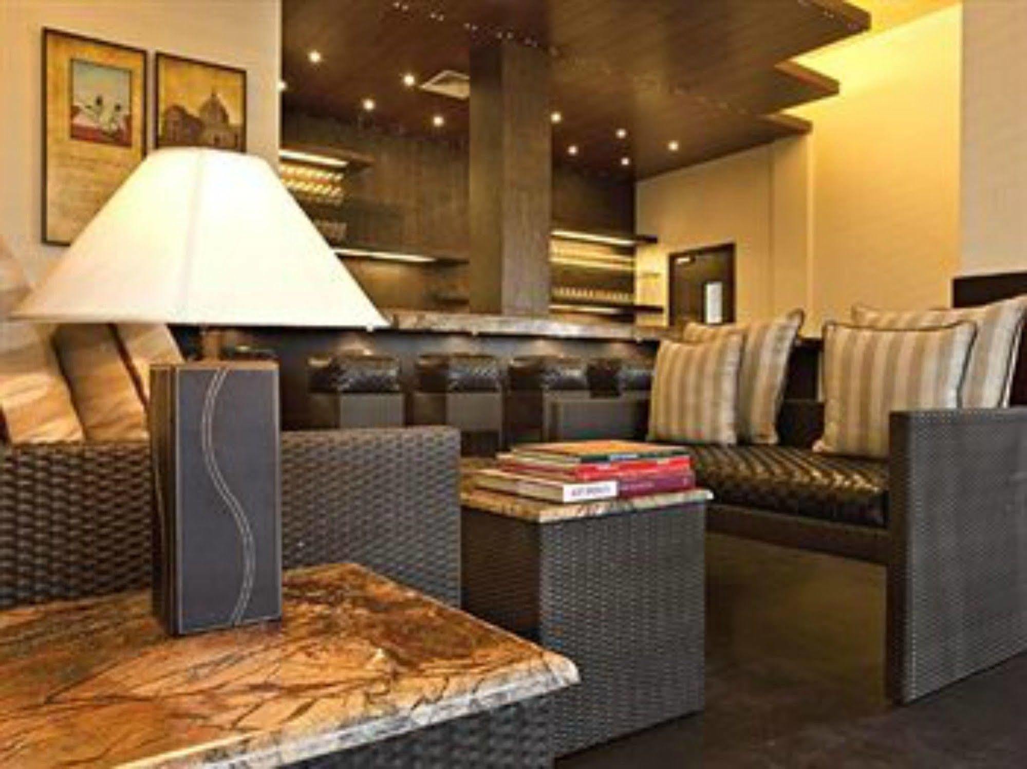 Lemon Tree Hotel, Tarudhan Valley, Manesar Gurgaon Exteriör bild