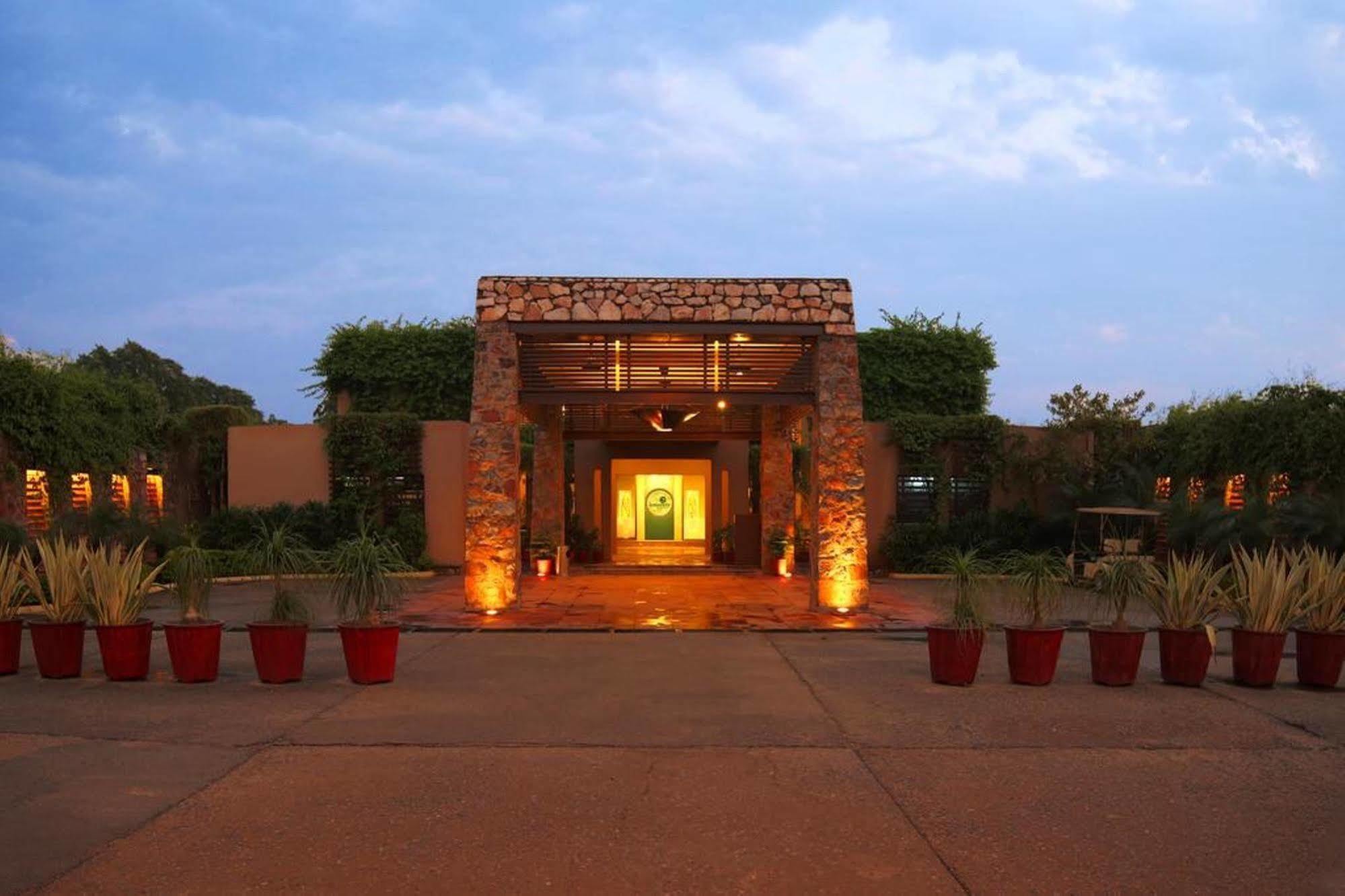 Lemon Tree Hotel, Tarudhan Valley, Manesar Gurgaon Exteriör bild