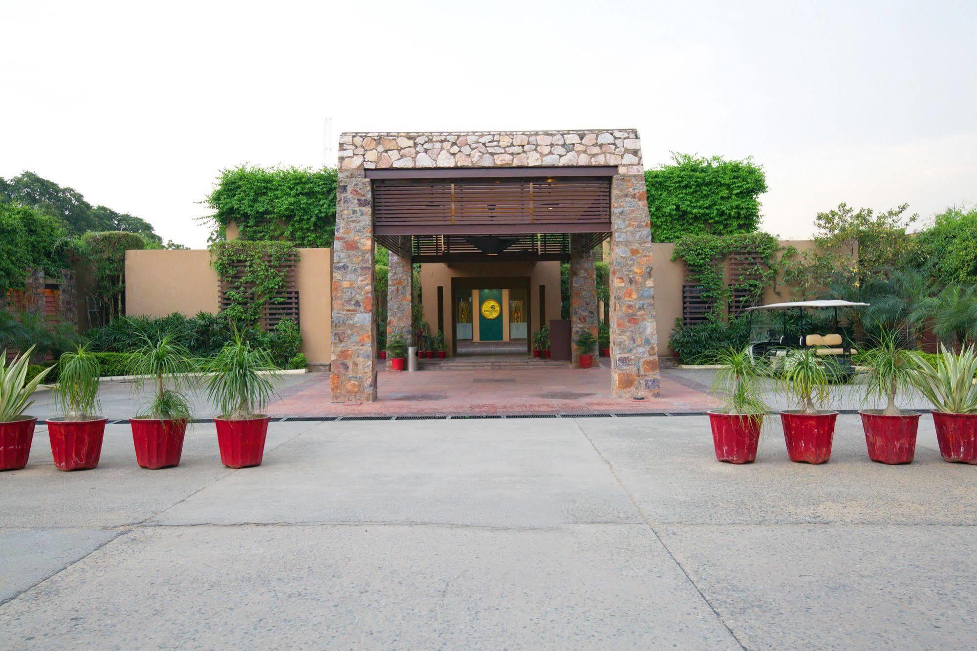 Lemon Tree Hotel, Tarudhan Valley, Manesar Gurgaon Exteriör bild