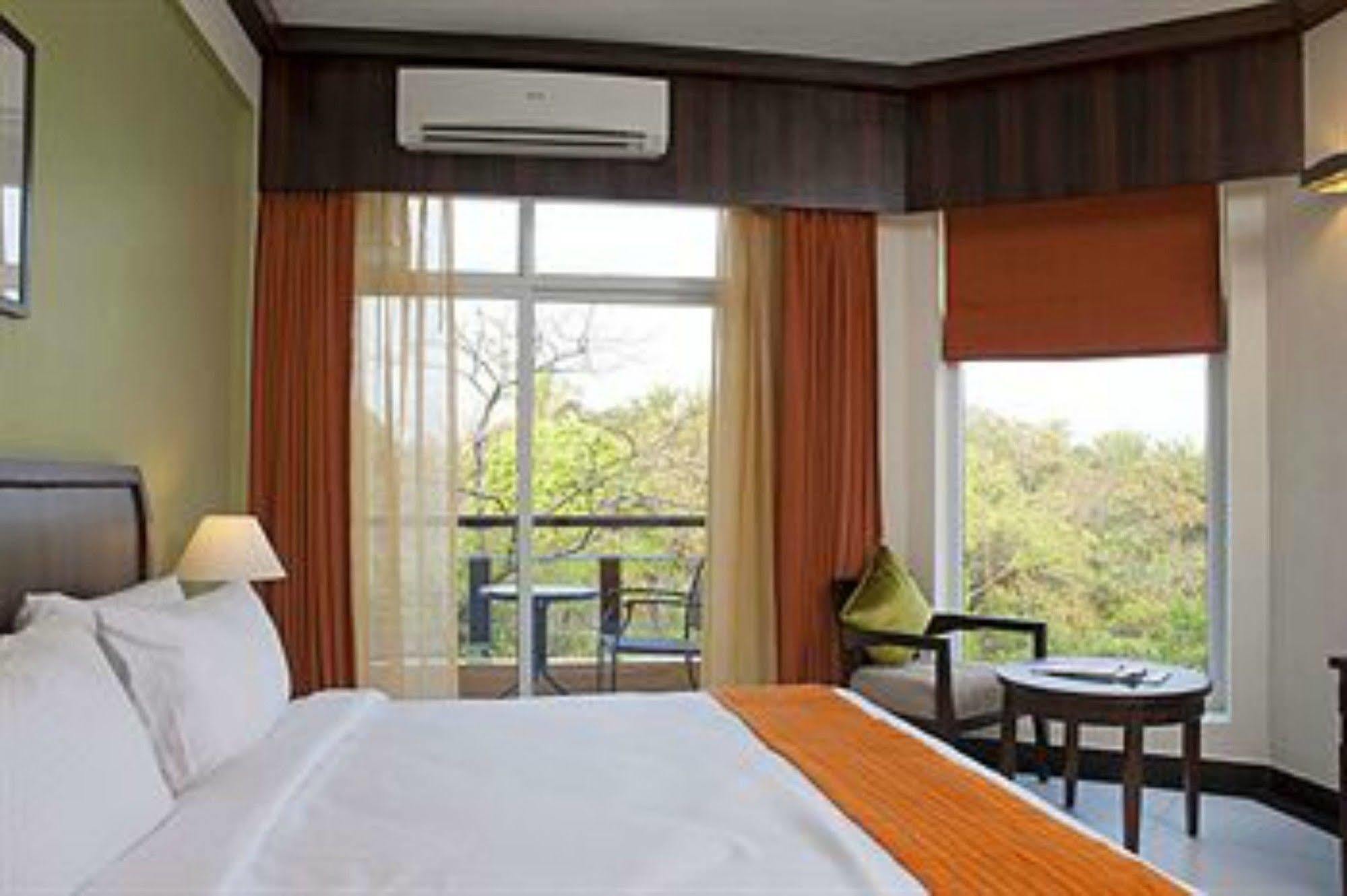 Lemon Tree Hotel, Tarudhan Valley, Manesar Gurgaon Exteriör bild
